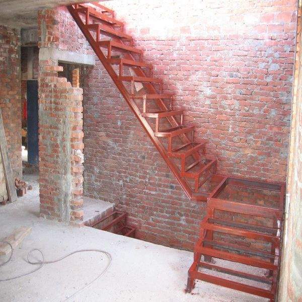 Простая сварная металлическая лестница в частном доме
