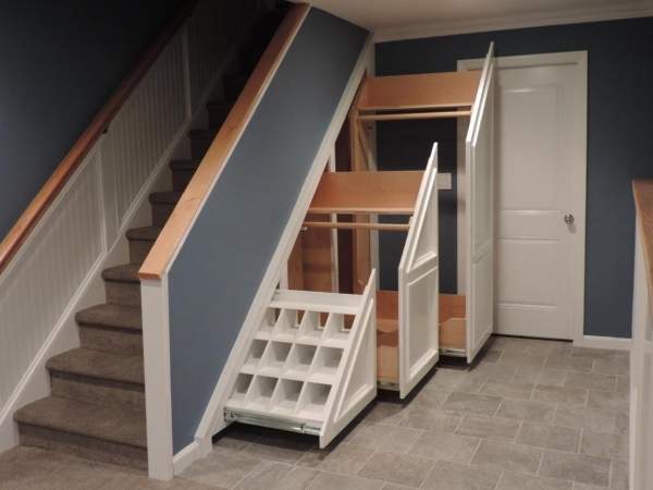 Лестницы в частном доме - фото со шкафом под ступенями