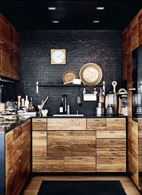 Кухня с деревянными фасадами и черным фартуком