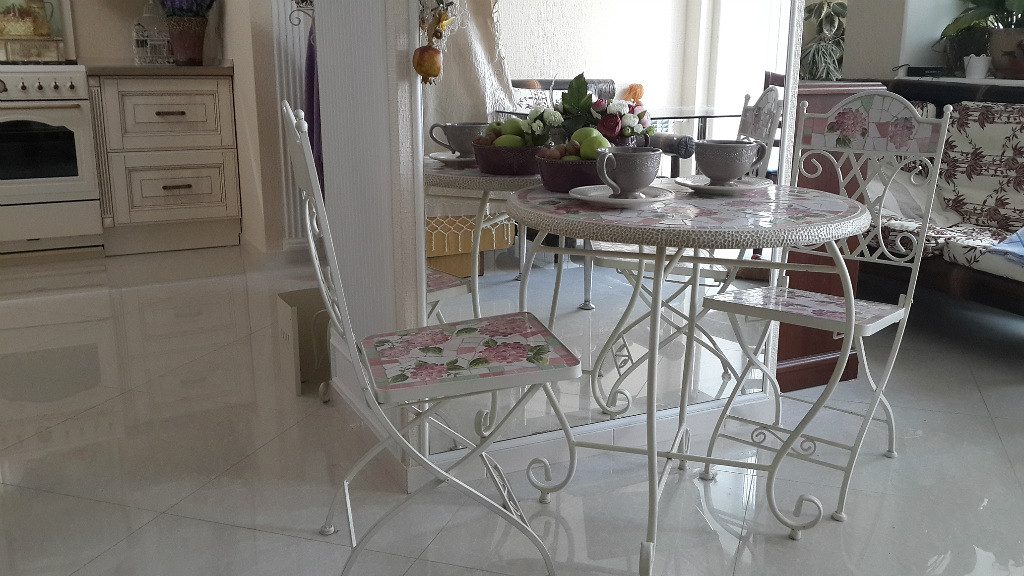 Круглый стол на кухню: разновидности, материалы изготовления, реальные фото