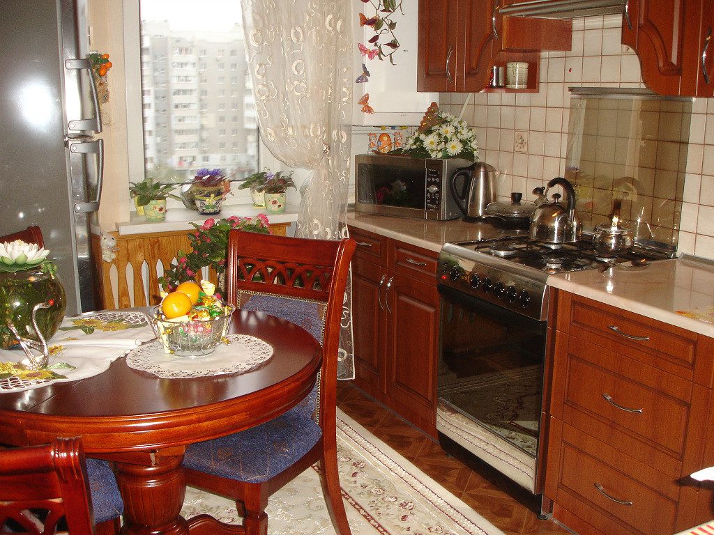Круглый стол на кухню: разновидности, материалы изготовления, реальные фото