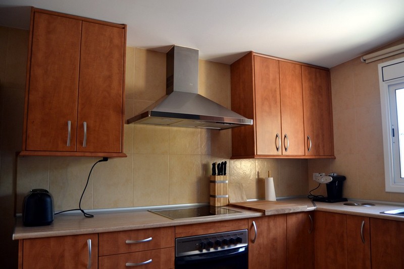 Кухонный фартук из керамической плитки: плюсы, разновидности, способы укладки, фото примеры