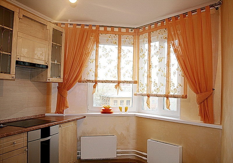 Дизайн: угловые шторы на кухню