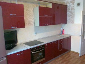 Красная кухня в интерьере с флизелиновыми розовыми обоями Эрисманн 3010-3