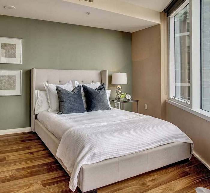 Большинство хозяев квартир выбирают в спальню кровать, второе место по спросу занимают диваны 