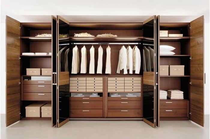 Во многих спальнях шкаф-купе является незаменимым предметом мебели, поскольку он красивый и практичный