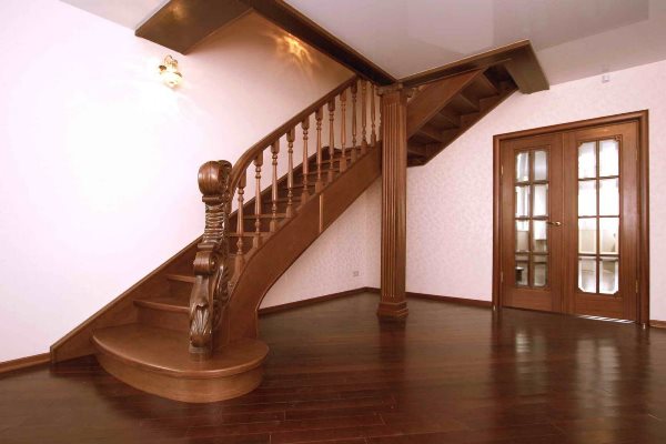 Стильная современная лестница не только украсит дизайн помещения, но и вполне может стать интересным акцентом в интерьере