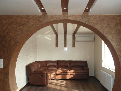 С помощью арки можно существенно улучшить эстетические качества зала и придать ему оригинальности 