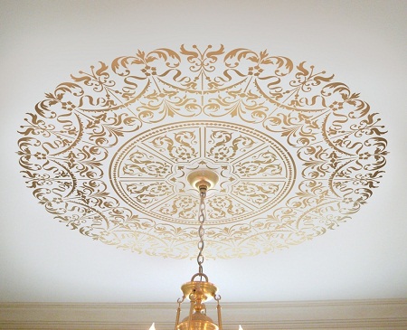 С помощью узоров можно существенно улучшить эстетические свойства потолка 