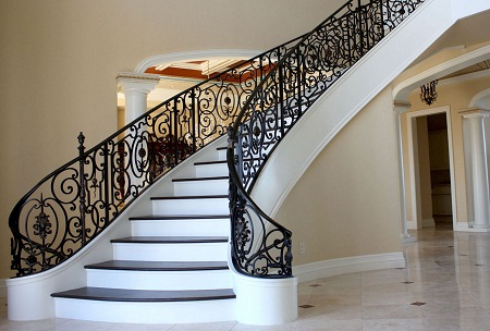 Лестница в коттедже может отличаться по дизайну, форме и материалам, из которых она изготовлена 