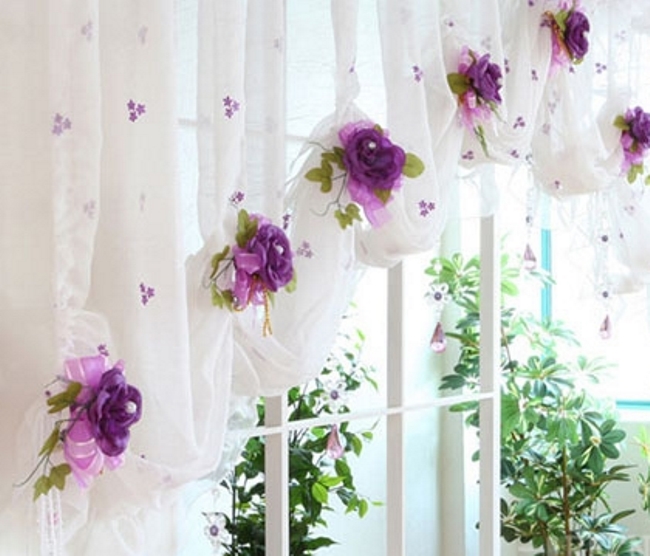 Преобразить интерьер и стильно украсить шторы можно при помощи красивого декора 