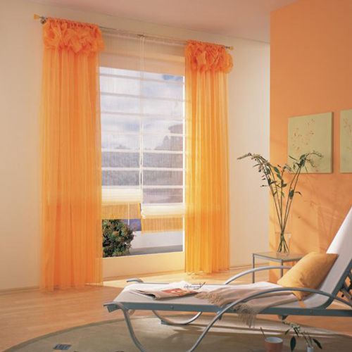 Выбирать оранжевые шторы для оформления интерьера предпочитают креативные и неординарные личности 