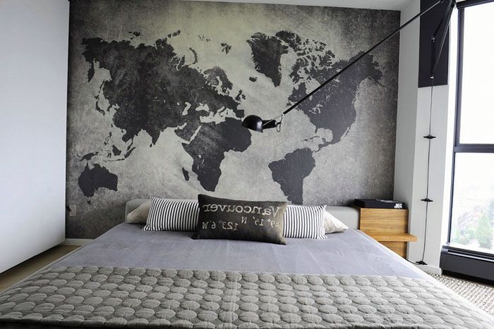 Карта мира на стене может быть стилизована под дизайн помещения