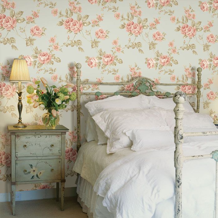 Прованс − один из самых романтичных направлений, которое прекрасно создаёт нежное настроение в спальне. Для достижения такого эффекта заранее продумывают сочетание тона стен и цвета текстиля