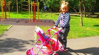 Прогулка с колясками на детской площадке Видео для детей