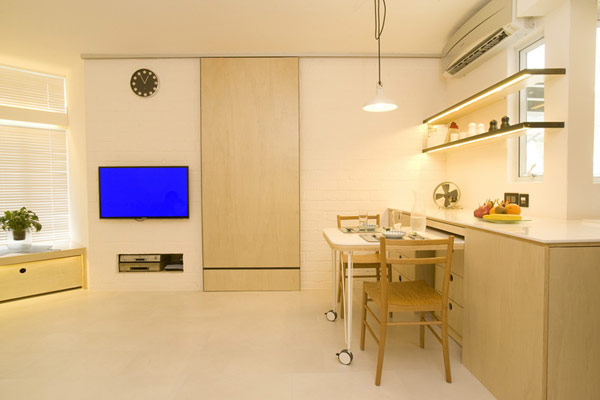 Кухонная зона с консольным столиком
