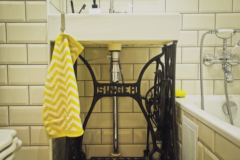Раковина в ванной на станине от старинной швейной машинки