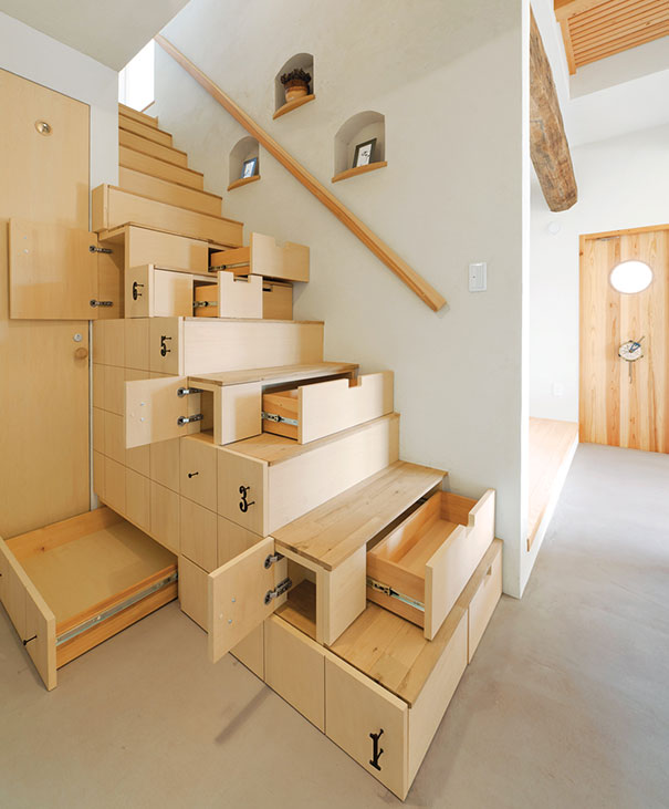 Лестница с полочками и ящиками