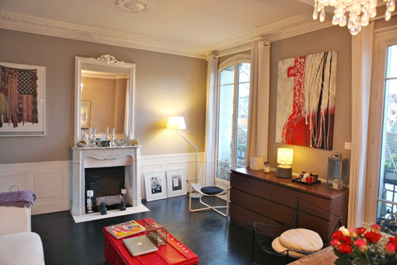 Гостиная небольшой квартиры в Париже