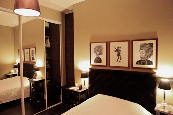 Спальня небольшой квартиры в Париже