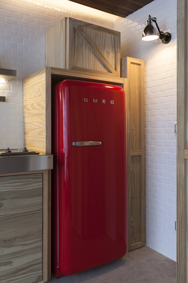 Красный холодильник в дизайне интерьера малогабаритной квартиры