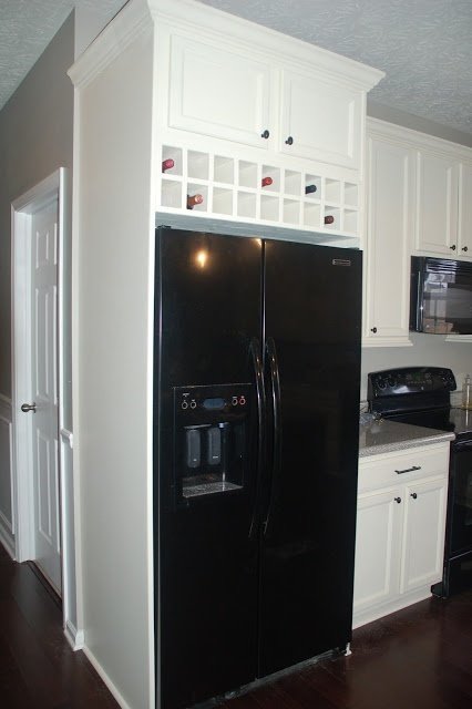 Встроенный холодильник на маленькой кухне