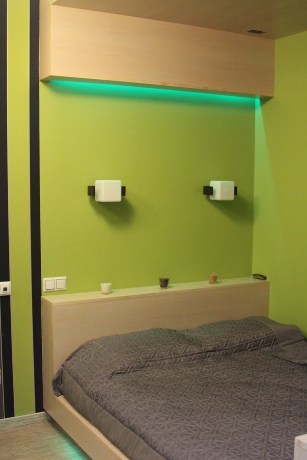 Зелёная подсветка над кроватью в спальне