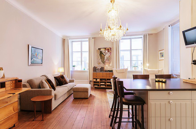 Гостиная и столовая квартиры-студии в Стокгольме