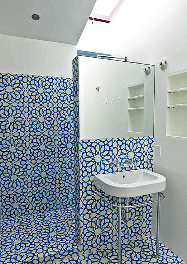 Синий цветочный узор на стене в ванной