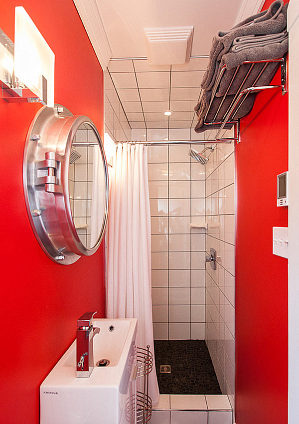 Яркая красная отделка небольшой ванной комнаты