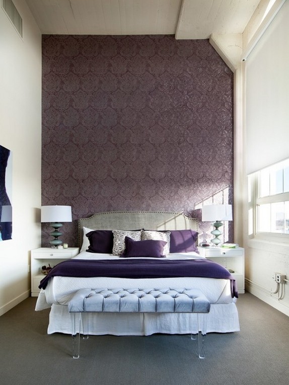 белая штора-ролета в спальне с фиолетовой стеной