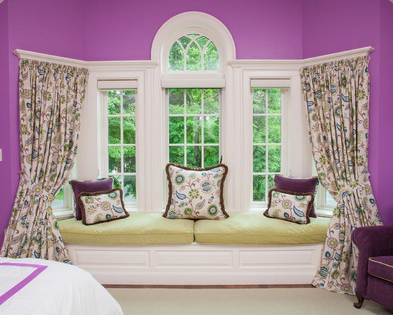 цветастые шторы под сиренево-фиолетовый цвет стен