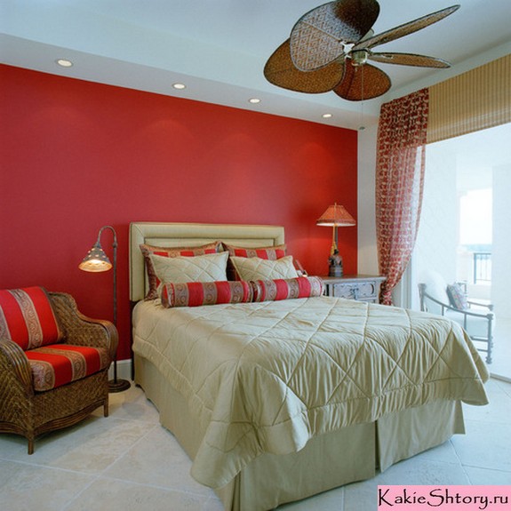 шторы к красным обоям в спальне