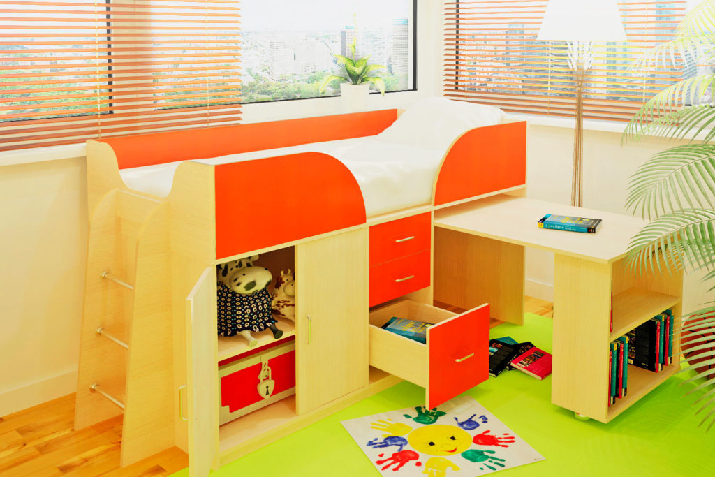 Низкая кровать-чердак для детей с выдвижным встроенным столом