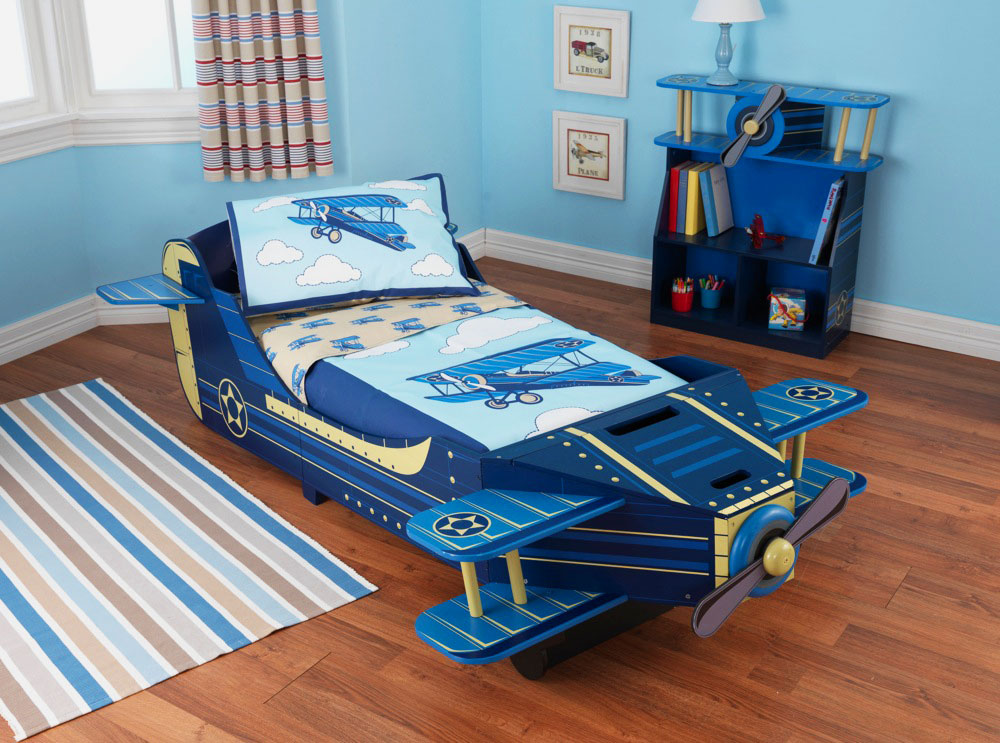 Кровать в виде самолёта с пропеллером