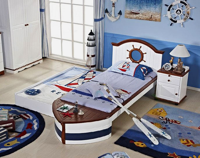 Интерьер детской комнаты в морской тематике с кроватью в виде лодки
