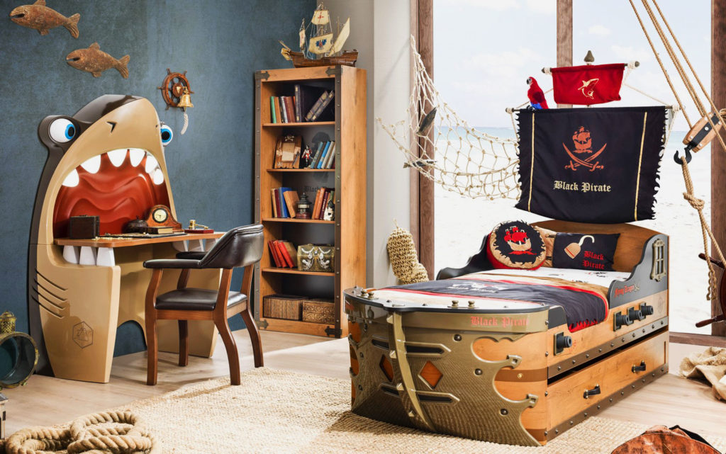Фото детской комнаты мальчика в пиратском стиле с кроватью в виде корабля