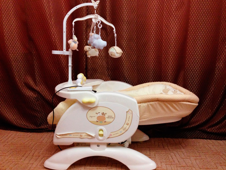 Люлька для младенца с автоматическим укачиванием с питанием от электросети