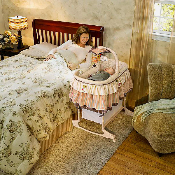 Колыбель младенца рядом с кроватью матери