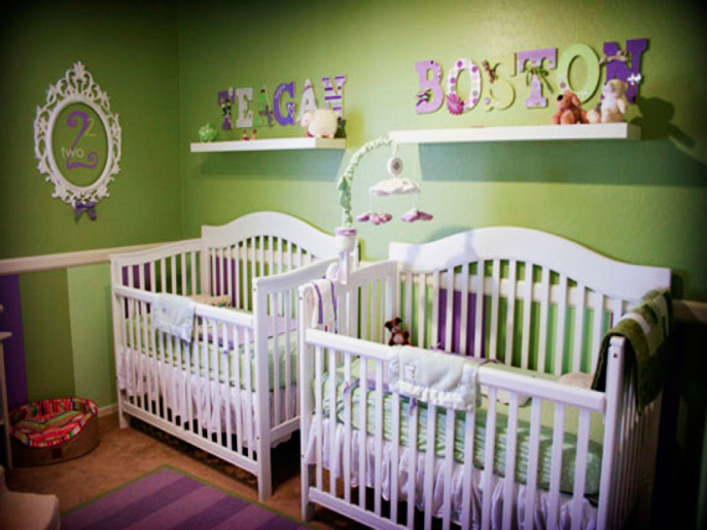 Две детские кроватки для новорожденной двойни в одной комнате