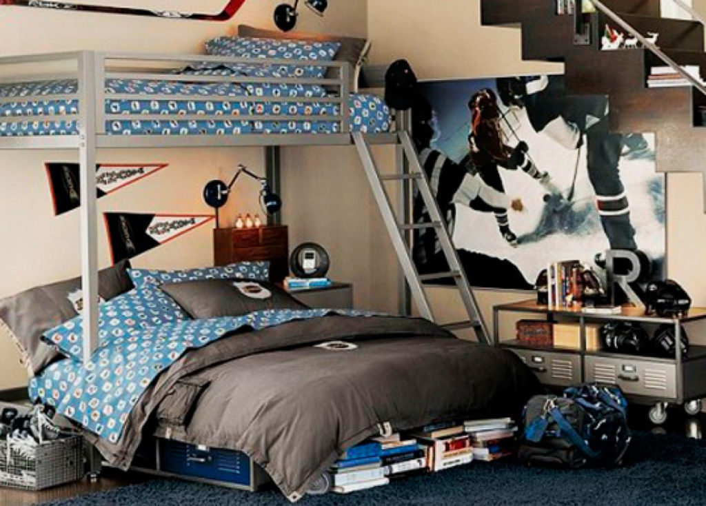 Двухъярусная кровать с металлическим каркасом в комнате мальчиков подростков