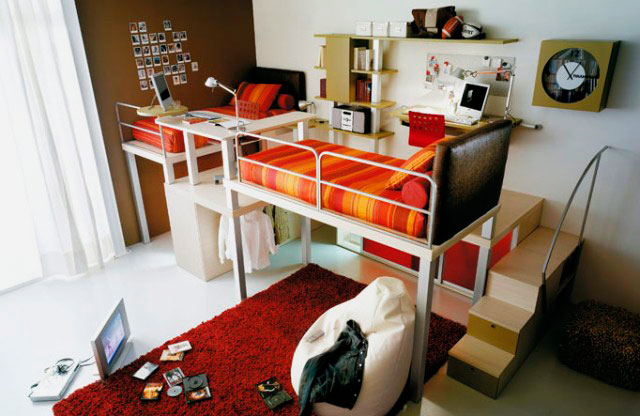 Две кровати-чердака в интерьере комнаты мальчиков подростков
