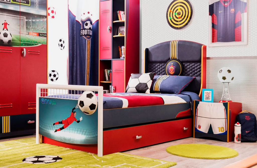Интерьер комнаты мальчика в футбольном стиле с кроватью
