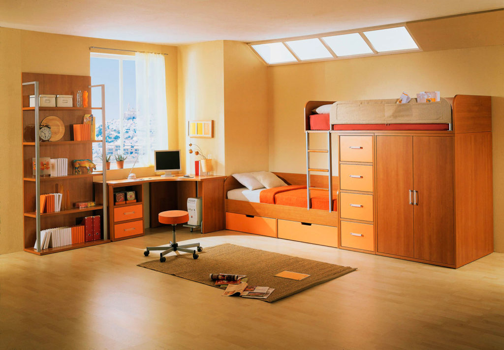 Интерьер детской комнаты с двухъярусной кроватью оснащенной системой хранения