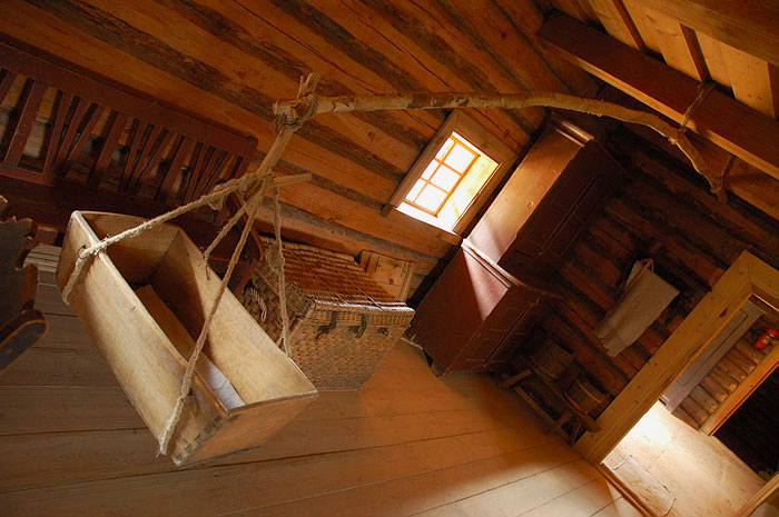 Фото деревянной подвесной колыбели в избе