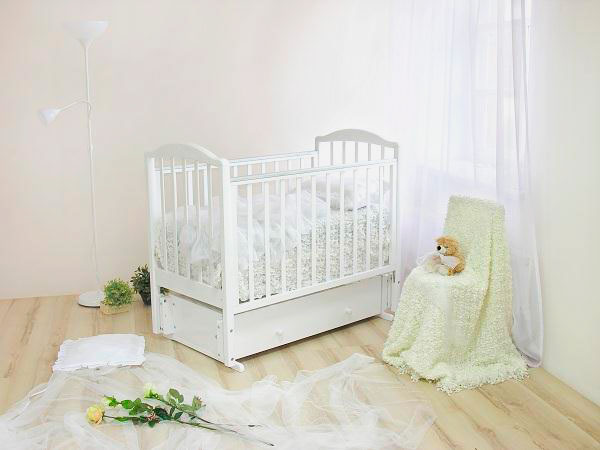 Фото интерьера детской комнаты новорожденного с маятниковой кроватью
