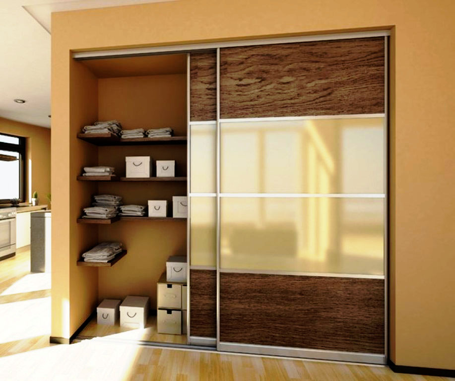 Фото встроенного шкафа с раздвижными дверьми в нише в коридоре