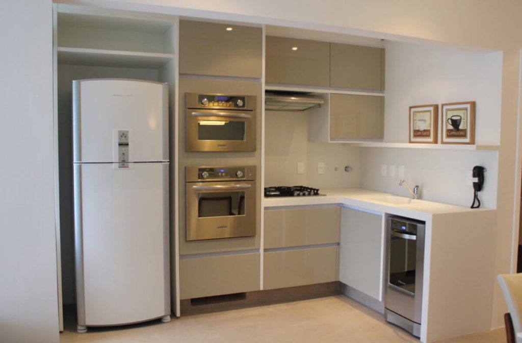 Угловой кухонный гарнитур с прямыми шкафами в углу