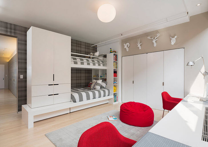 Большая детская комната в стиле хай-тек для двойни. Внимание притягивает мебель красного цвета и гардероб, монтированный в стену.