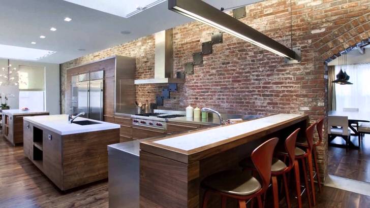 Стена из кирпичной кладки изысканно вписывается в интерьер кухни в стиле лофт.